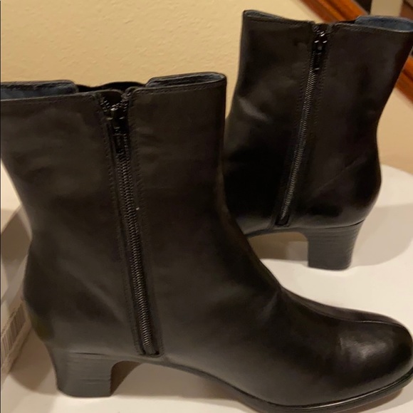 NIB Women’s Black Ankle Boots Size 9.5W - Picture 7 of 9